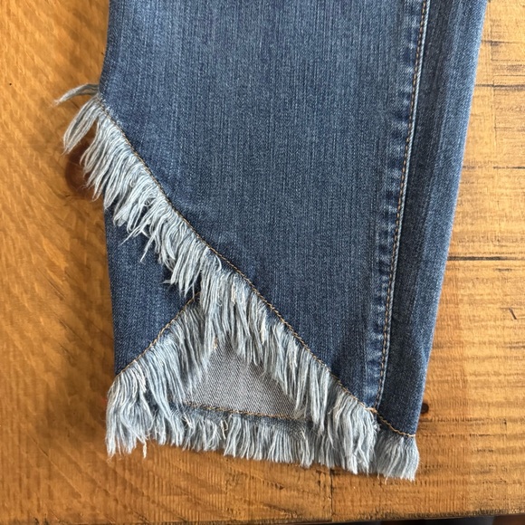 1822 Denim Women's Cropped Blue Jeans with Frayed Hem - Picture 3 of 6